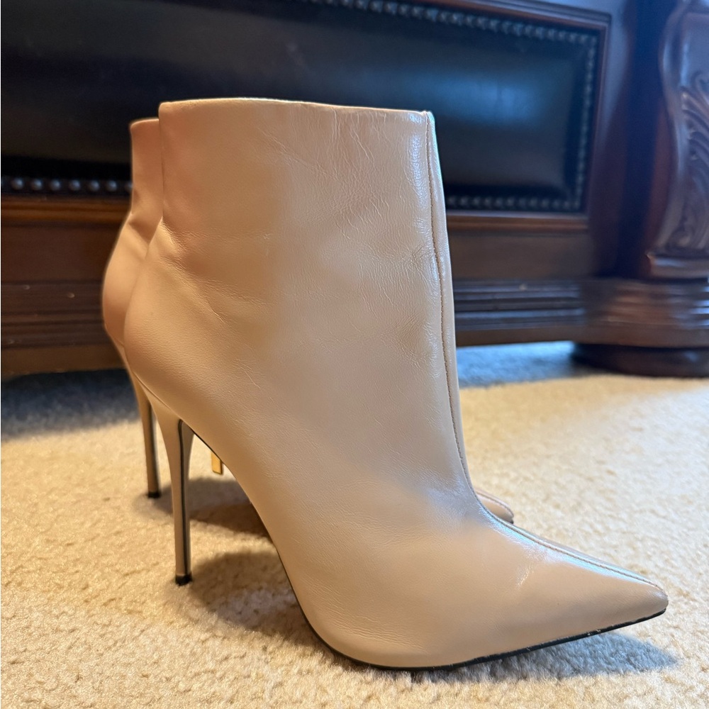 Saks Fifth Avenue Cream Beige Ankle Booties NWOT 8.5 Stilletto Pointed Toe
